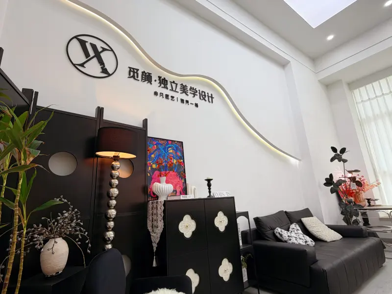 黑色沙发与品牌墙实拍